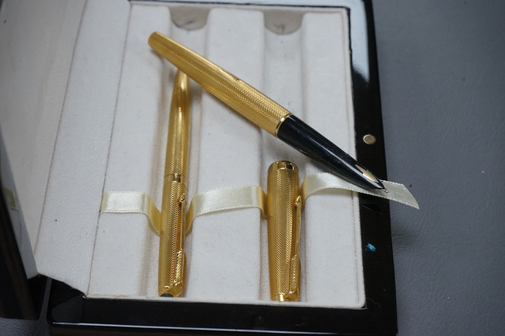 Two 18ct gold Parker pens comprising a propelling pencil and fountain pen, cased